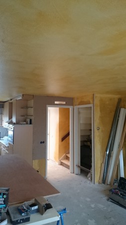 plafond vervangen en wand geplaatst met nieuwe stroom punten